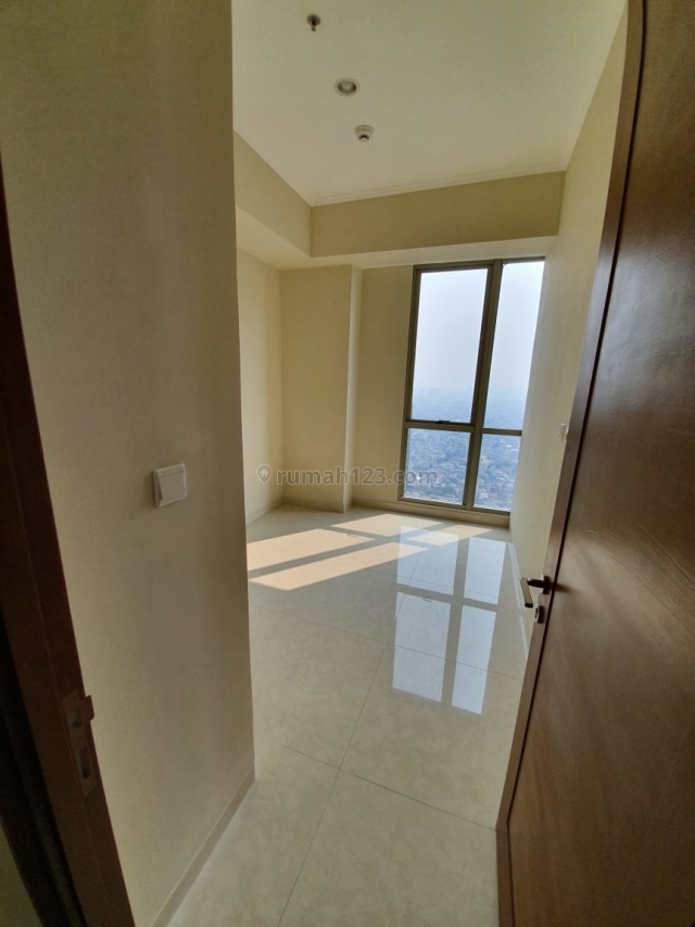 Condo TAR 3+1BR Luas 135m2 Unfurnished, Taman Anggrek, Jakarta Barat