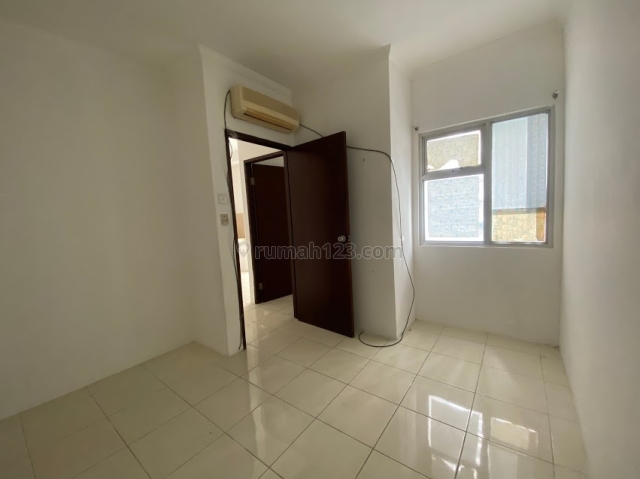 Medit 2 UF Lt Rendah - View Pool 45jt/th nego, Tanjung Duren, Jakarta Barat
