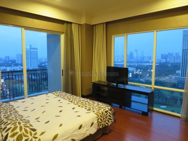 The Best Price and the Best Unit 3BR+3bath Size 175sqm Semi gross/151sqm net in Senayan Residences, on the High Floor with its Amazing View Full to the Golf Course, Full Furnished and Very Clean (Ready to Move-in), Private Lift, Senayan, Jakarta Selatan