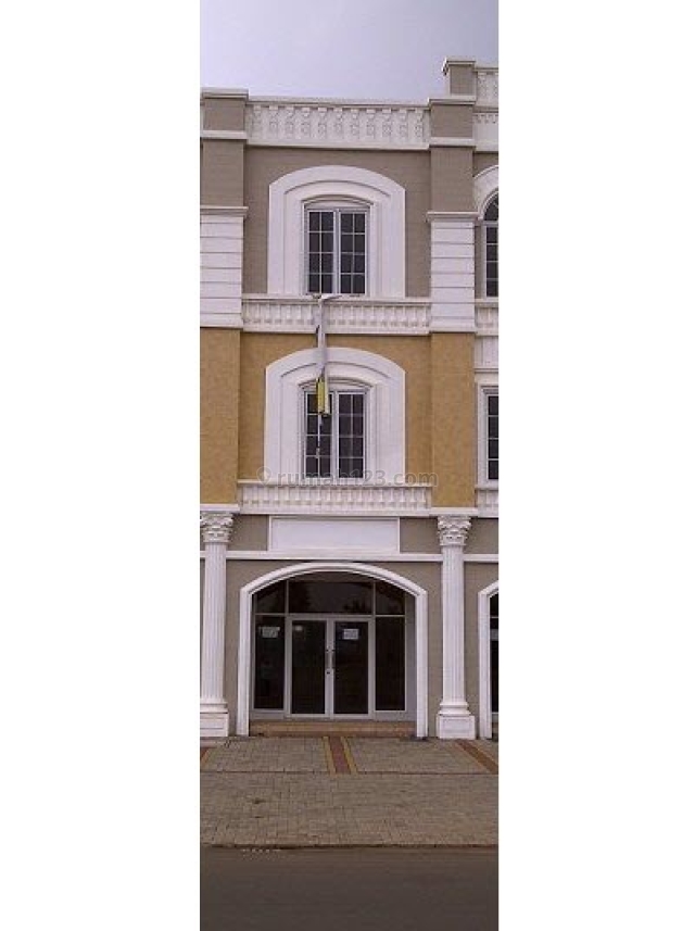 Ruko Ramai Pengunjung Kawasan Gading Serpong, Gading Serpong, Tangerang