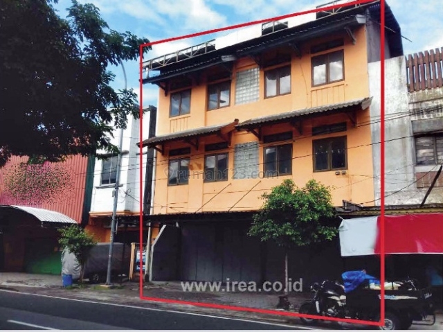 Ruang usaha 3 lantai di Jl Honggowongso, Laweyan, Solo
