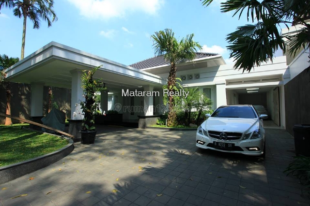 Rumah Keren Fully Furnish di Sayap Dago Halaman Luas, Dago, Bandung