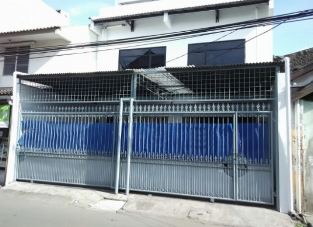 Rumah Lebar 6 kamar tidur ! Jelambar Jalan 2 mobil, Jelambar, Jakarta Barat