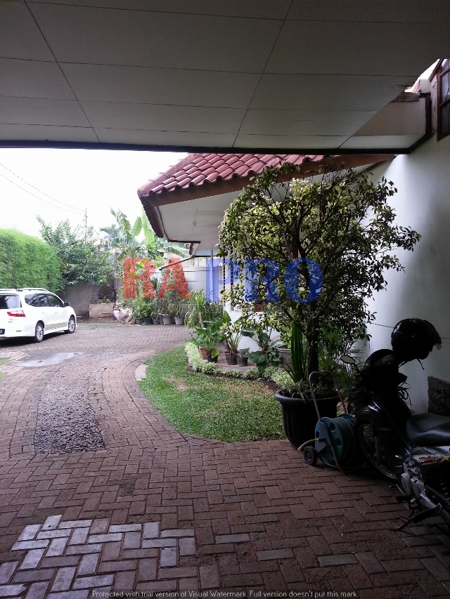 Cocok untuk kantor atau hunian, halaman luas..strategis dengan multi akses, Lebak Bulus, Jakarta Selatan