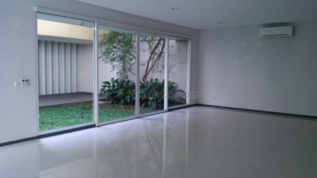 A strategic house around Kuningan area, Kuningan, Jakarta Selatan