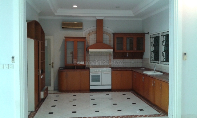 Rumah Siap Huni dengan Daerah yang sangat Strategis, Senopati, Jakarta Selatan
