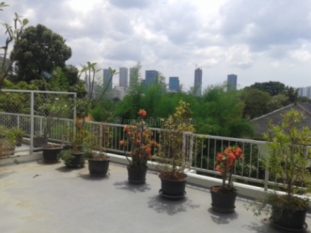 Bright nice house with roof deck in Patra Kuningan area. Very rare, Kuningan, Jakarta Selatan