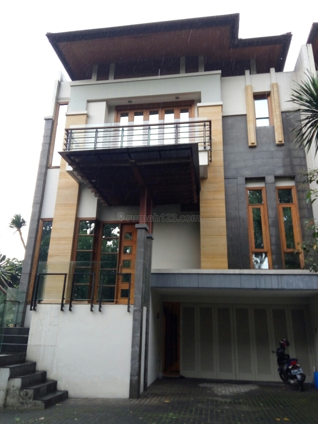 FULL FURNISHED !!! TOWN HOUSE VERY EXCLUSIVE @ BALE PAKUAN, CIUMBULEUIT BANDUNG, Ciumbuleuit, Bandung
