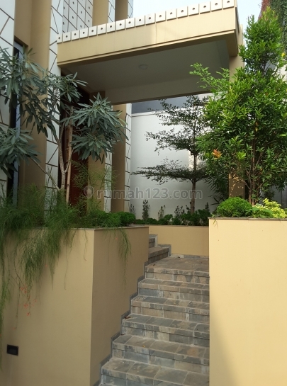 Ekslusif town house,3lt,hadap selatan,dekat stasiun Mrt, Cilandak, Jakarta Selatan