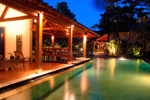 5 BEDROOM VILLA IN SEMINYAK WALKING DISTANCE TO THE BEAC, Seminyak, Badung
