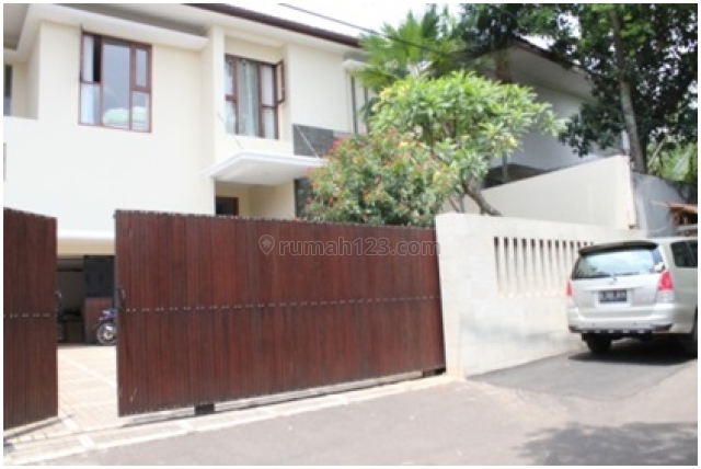 Rumah Mewah Kemang 2 Lantai 4 BR Full Furnished Halaman Luas Kolam Renang, Kemang, Jakarta Selatan