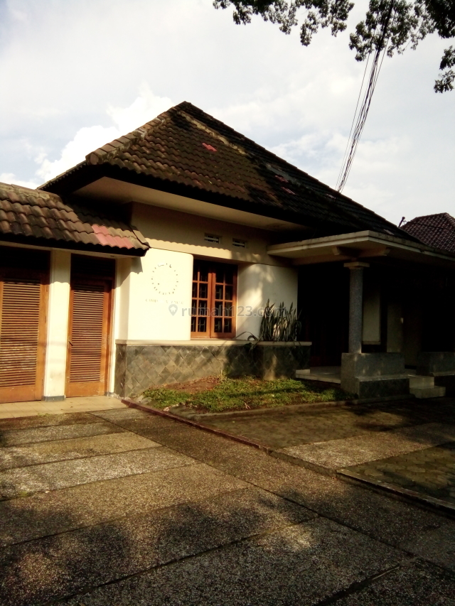 Rumah Belanda Rapih terawat strategis akses jalan lebar sayap Dago Bandung, Dago, Bandung