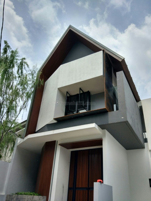 Rumah Baru Desain Classic Eropa Di Tb Simatupang, TB Simatupang, Jakarta Selatan