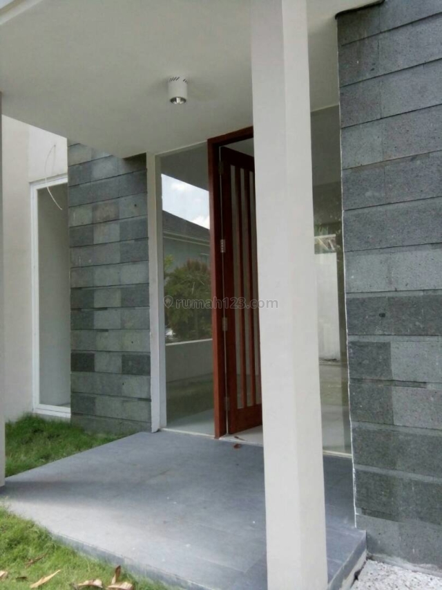 rumah baru 2 lantai dekat tol gayamsari dan 5 mnt dari simpanglima, Majapahit, Semarang