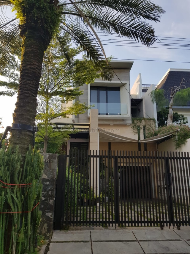 Rumah Mewah di Menteng Siap Huni, ada Pool, Menteng, Jakarta Pusat