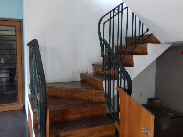 Split level house in Kencana, Pondok Indah with special price., Pondok Indah, Jakarta Selatan