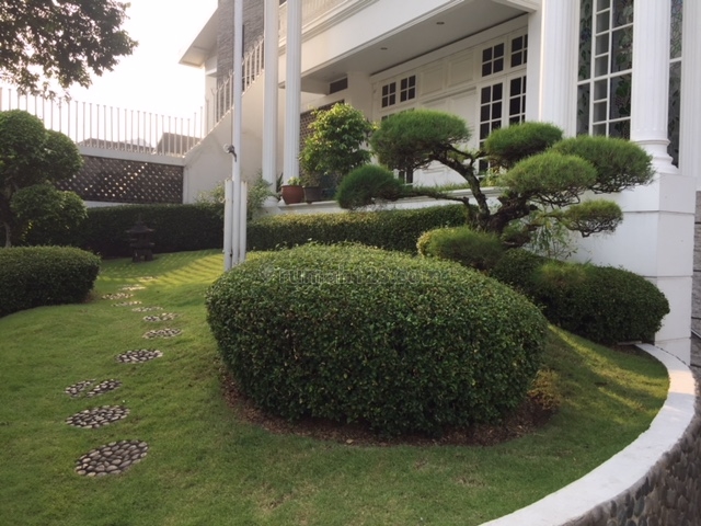 Beautiful white house in Pondok Indah with big pool and garden, Pondok Indah, Jakarta Selatan