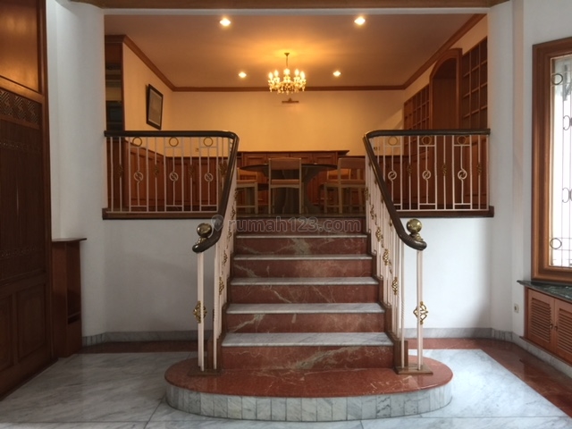 Tropical house in Kencana, Pondok Indah and fully furnished, Pondok Indah, Jakarta Selatan