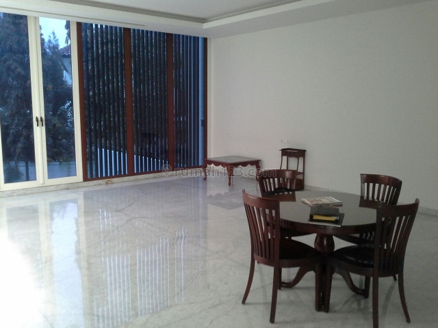 rumah di simprug, Simprug, Jakarta Selatan