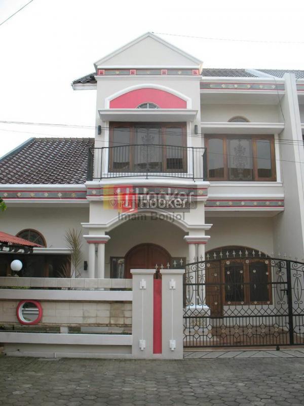 Rumah 2 lantai tengah kota di perumahan modern hijau asri kudus, Jati, Kudus