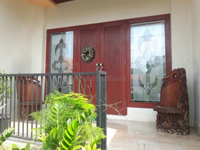 Rumah modern 2.5 lantai di daerah Bulungan dengan garasi luas, Kebayoran Baru, Jakarta Selatan