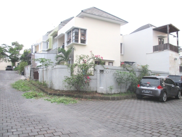 Rumah / Minimalist house on the corner position at Jimbaran, Badung, Bali, Jimbaran, Badung