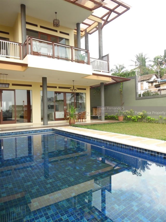 Rumah Lux Ciumbuleuit ada Kolam renang Cocok untuk Expatriat, Ciumbuleuit, Bandung