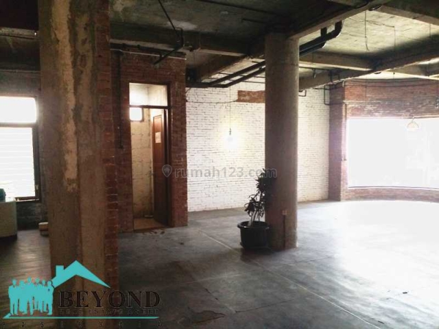 Rumah Luas dengan 2 lantai, bangunan masih bagus di BKR Bandung, BKR, Bandung