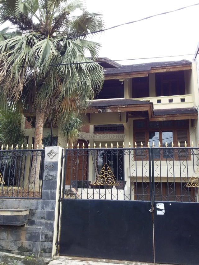 Rumah depan taman Bumi Pusaka Cinere, Cinere, Jakarta Selatan