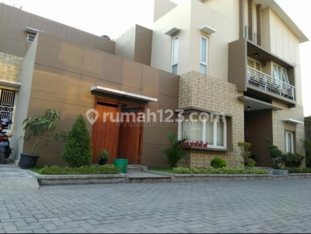 Rumah mewah di cluster elite baturan, Jajar, Solo