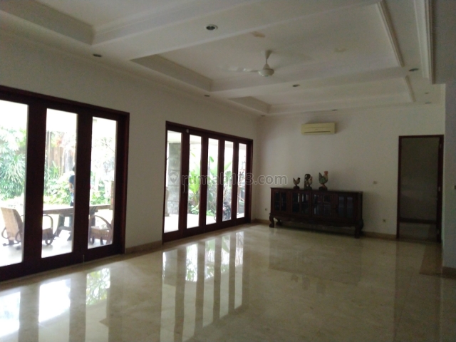 Rumah Asri ada swimming pool di Ampera Kemang TB Simatupang Jakarta Selatan, Ampera, Jakarta Selatan