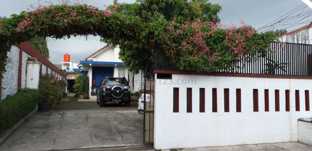 Rumah Luas dengan halaman dan taman yg luas startegis di jatibening bekasi, Jatibening, Bekasi