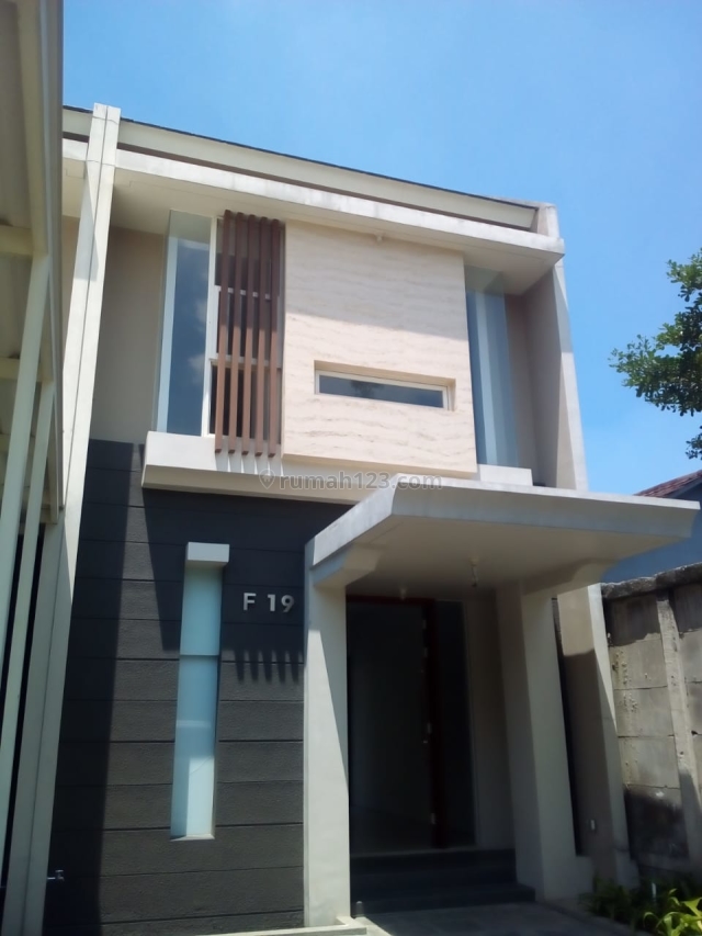Rumah Baru dalam perumahan modern dekat Pintu toll JORR Joglo, Kreo, Tangerang
