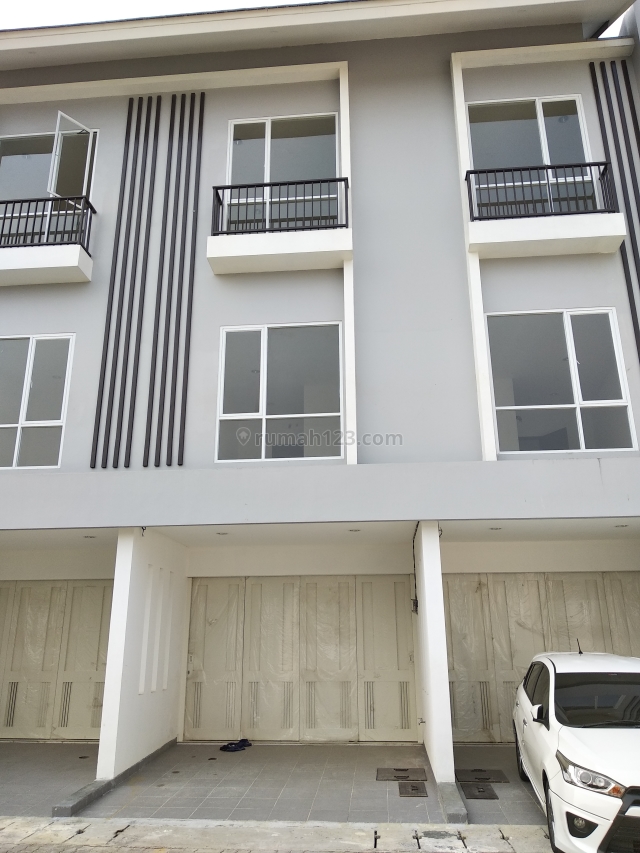 RUMAH cluster 3 lt di Jakarta barat ada siap huni., Cengkareng Barat, Jakarta Barat