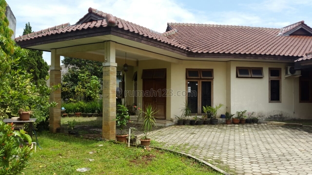RUMAH ASRI LAHAN LUAS; AKSES JALAN PRIBADI- DI BAMBU APUS JAKARTA TIMUR, Cipayung, Jakarta Timur
