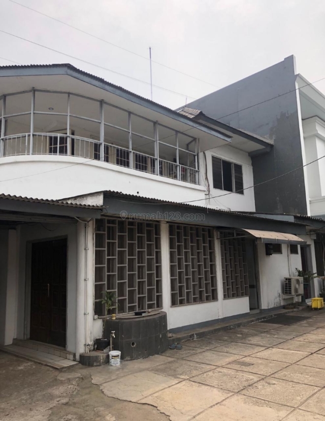 Rumah di jalan strategis Kebayoran Baru,.Sisingamangaraja. Bangunan lama, Kebayoran Baru, Jakarta Selatan