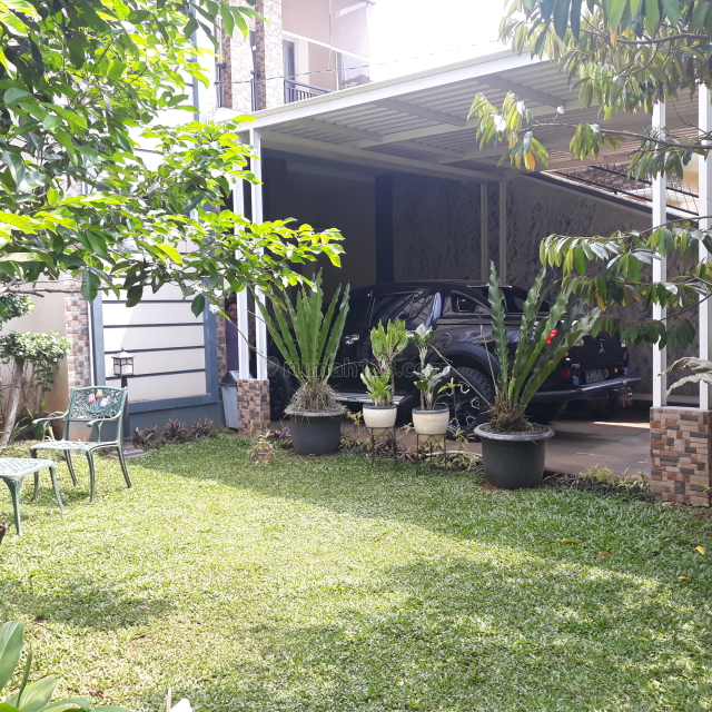 Hunian elegan dan sangat nyaman. Dilengkapi kolam renang, full furnished, taman nan hijau di depan dan belakang, Cibubur, Jakarta Timur