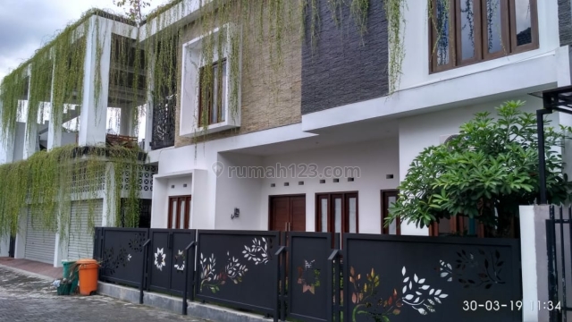 ISTIMEWA Banget...!!! Rumah MEWAH Minimalis Elegan dengan Ventilasi Terbuka di Dalam Perumahan Di Jalan Damai Jalan Kaliurang km 8, Ngaglik, Sleman