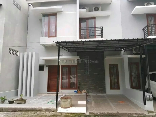Rumah cantik 2 lantai ., Grogol, Solo