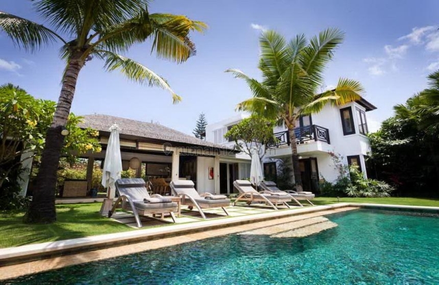 FIVE BEDROOM FREEHOLD VILLA IN STRATEGIC LOCATION IN SEMINYAK, Seminyak, Badung