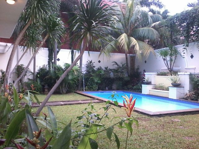 Nice House,big Pool & Garden,quiet Neighborhood,strategic, Kemandoran, Jakarta Selatan