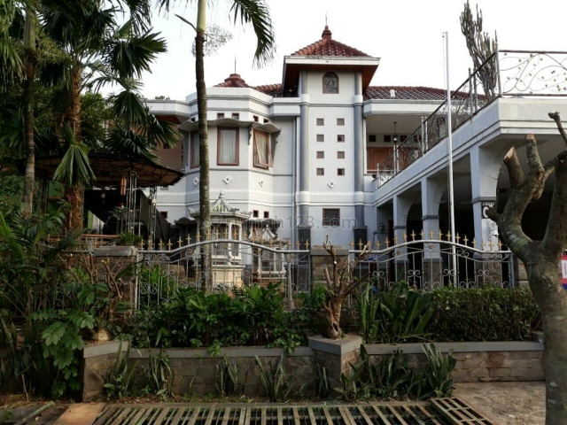 Rumah Besar Cantik Halaman Luas Kawasan Elit Kemang Bekasi Jawa Barat, Kemang Pratama, Bekasi