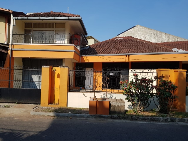 Rumah cocok untuk kantor di sayap komplek batununggal indah, Buah Batu, Bandung