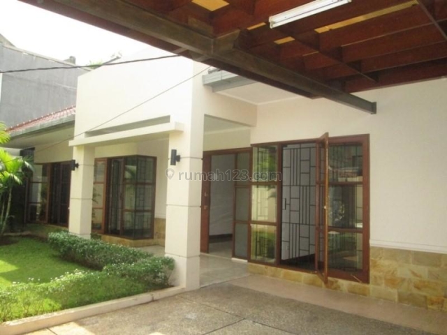 Rumah dengan Taman yang asri, cozy, Abdul Majid, Cipete, Jakarta Selatan