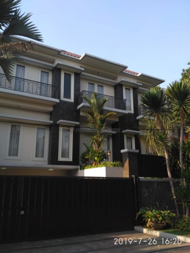 House semi modern in Pondok Indah, Pondok Indah, Jakarta Selatan