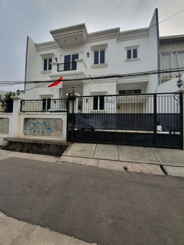 Rumah Siap Huni 2 Lantai Model American CLassic Jalan 2 Mobil di Taman Ratu, Taman Ratu, Jakarta Barat