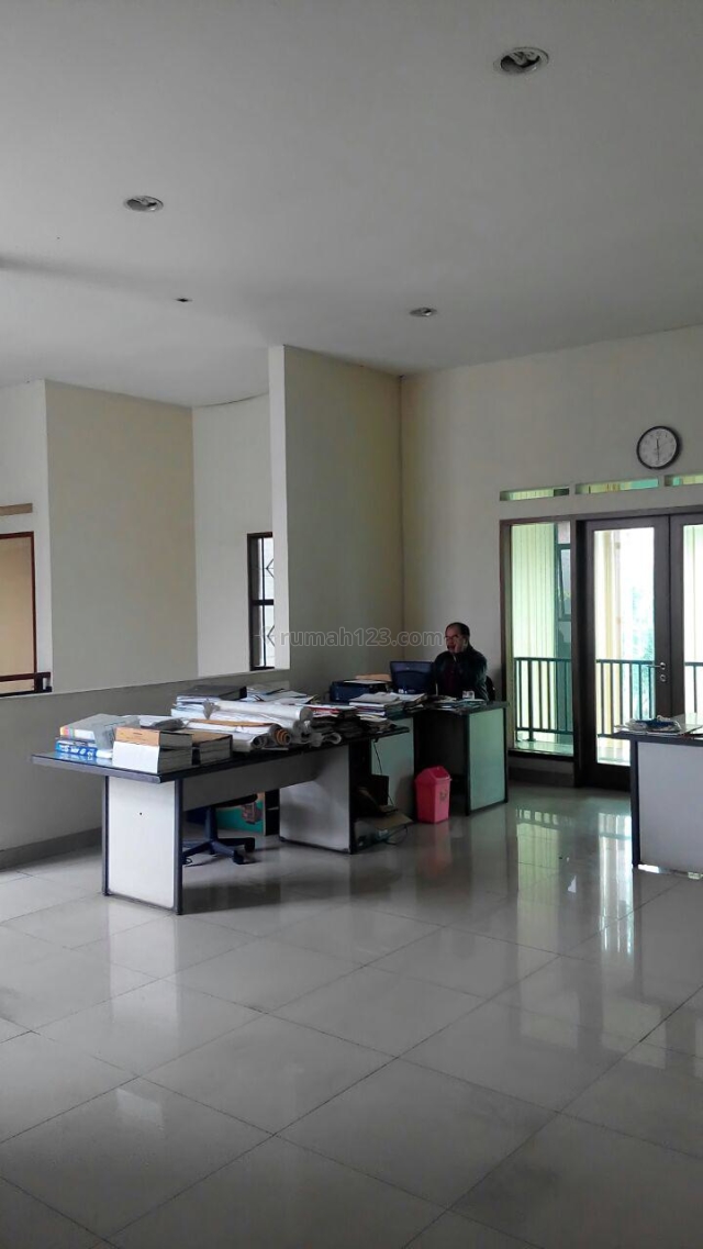 Rumah pusat kota sayap di jalan Riau Bandung, Riau, Bandung