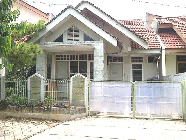 Rmh 1,5 Lantai, 4 Kmr Tdr; dengan 2 Kmr Tdr utama dengan masing-masing Ada Kmr Mandi dalam, BSD Nusaloka, Tangerang