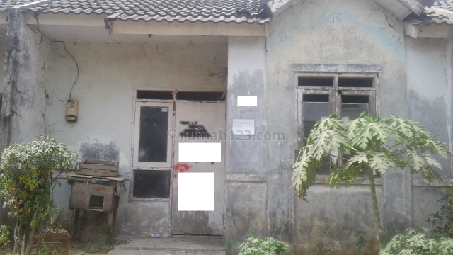 rumah rusak di griya catania citra raya, Panongan, Tangerang
