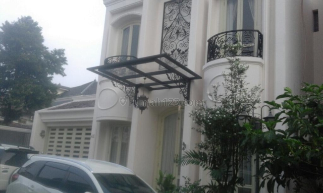 Rumah bernuansa arsitek modern dan etnik terpadu, terletak di kompleks perumahan Pondok Labu, Pondok Labu, Jakarta Selatan